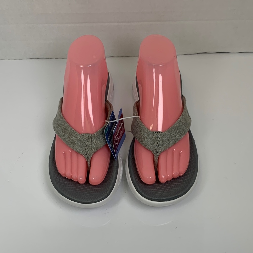 Skechers Women Gray and White Flip Flops Size 9